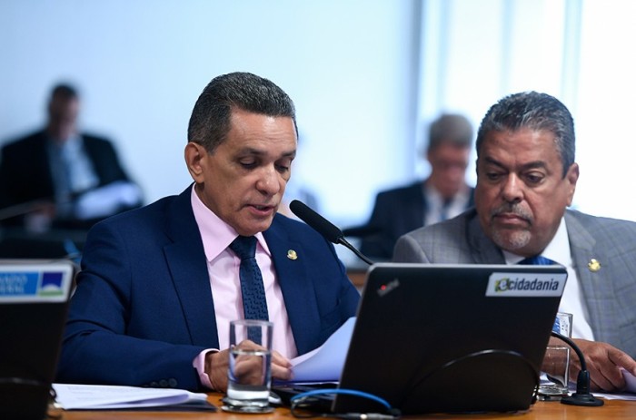O relator, Mecias de Jesus, lê o parecer sobre o projeto do senador Dr. Hiran - Foto: Edilson Rodrigues/Agência Senado