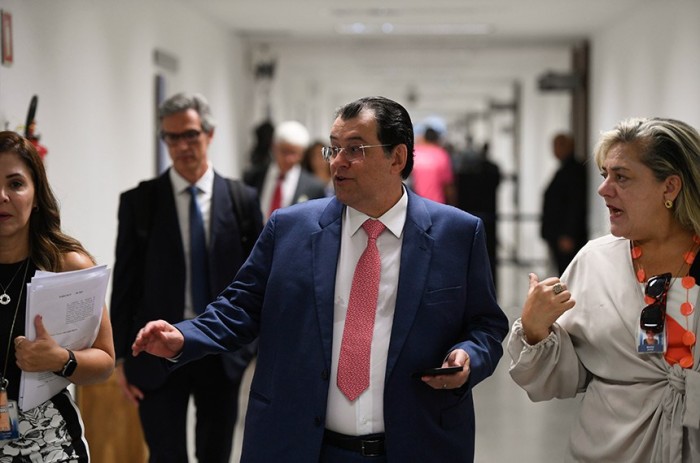 Braga chega à CI para a leitura de seu relatório: estamos tributando a falta de planejamento, a escassez de chuvas e o atraso de obras, onerando milhares de famílias brasileiras que não causaram esses fatos - Foto: Edilson Rodrigues/Agência Senado