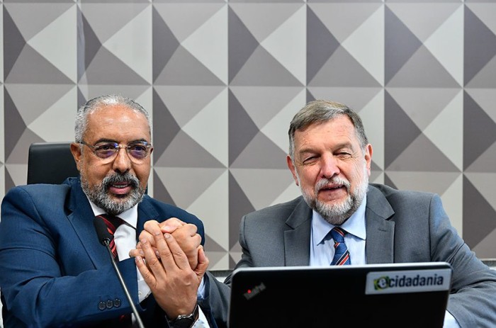 Arns, relator ad hoc, com Paim (esq), autor do projeto: para inclusão total na sociedade, é preciso criar mecanismos de acesso ao trabalho - Foto: Pedro França/Agência Senado